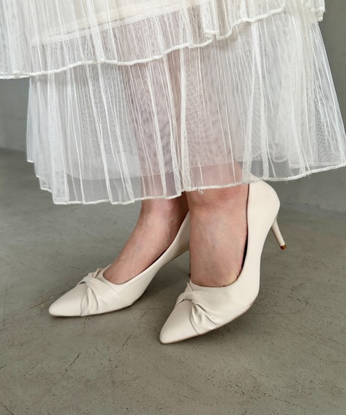 MYMOOD.(マイムード)の「ツイストデザイン7cmヒールパンプス(パンプス・レディース・アイボリー/ブラック・23.5cm/24.5cm)」の6枚目の写真