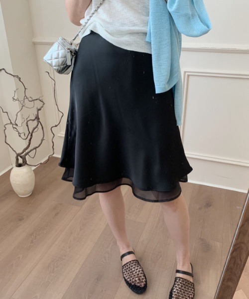 mebole(メボレ)の「satin flare skirt(スカート・レディース・アイボリー/ブラック・MEDIUM/SMALL)」の2枚目の写真