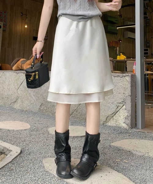 mebole(メボレ)の「satin flare skirt(スカート・レディース・アイボリー/ブラック・MEDIUM/SMALL)」の3枚目の写真