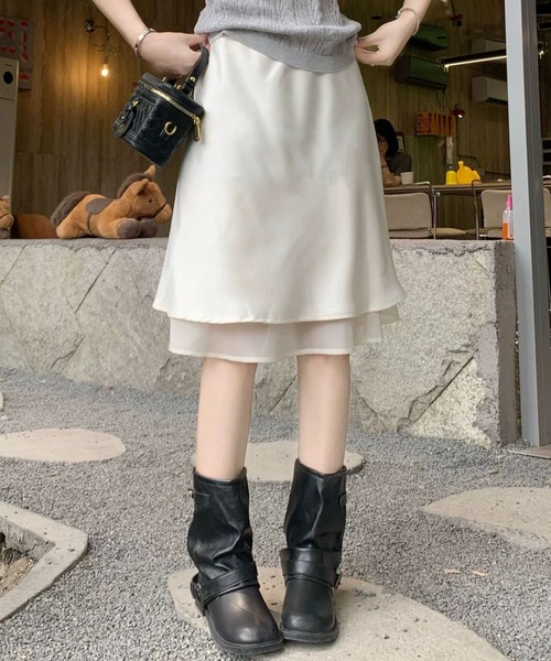 mebole(メボレ)の「satin flare skirt(スカート・レディース・アイボリー/ブラック・MEDIUM/SMALL)」の4枚目の写真