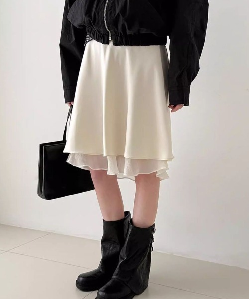mebole(メボレ)の「satin flare skirt(スカート・レディース・アイボリー/ブラック・MEDIUM/SMALL)」の8枚目の写真