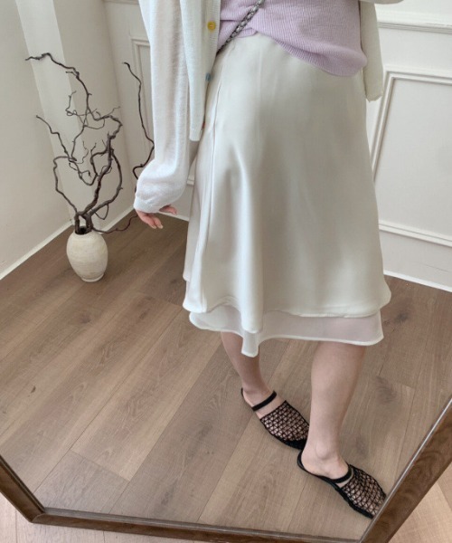 mebole(メボレ)の「satin flare skirt(スカート・レディース・アイボリー/ブラック・MEDIUM/SMALL)」の5枚目の写真