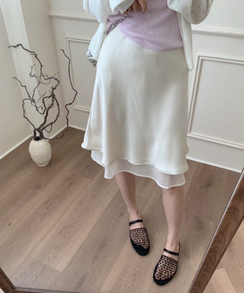mebole(メボレ)の「satin flare skirt(スカート・レディース・アイボリー/ブラック・MEDIUM/SMALL)」の6枚目の写真