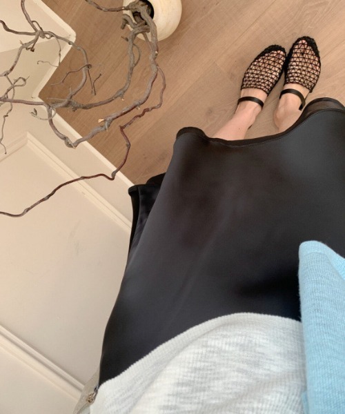 mebole(メボレ)の「satin flare skirt(スカート・レディース・アイボリー/ブラック・MEDIUM/SMALL)」の12枚目の写真