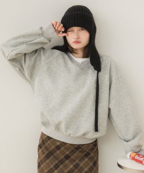 HEILIS(ヘイリス)の「Vネックスウェットトップス/スウェット スウェットトップス Vネックスウェット Vネック 長袖トップス トレーナー プルオーバー オーバーサイズ ワンポイント バックデザイン 韓国ファッション カジュアル ストリート ノームコア レイヤード デイリー 秋服 冬服 ライトイエロー グレー チャコールグレー(スウェット・レディース・ライトイエロー/グレー/チャコールグレー・FREE)」の8枚目の写真