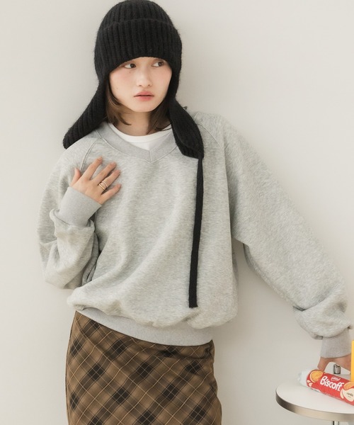 HEILIS(ヘイリス)の「Vネックスウェットトップス/スウェット スウェットトップス Vネックスウェット Vネック 長袖トップス トレーナー プルオーバー オーバーサイズ ワンポイント バックデザイン 韓国ファッション カジュアル ストリート ノームコア レイヤード デイリー 秋服 冬服 ライトイエロー グレー チャコールグレー(スウェット・レディース・ライトイエロー/グレー/チャコールグレー・FREE)」の9枚目の写真
