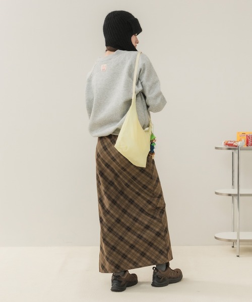 HEILIS(ヘイリス)の「Vネックスウェットトップス/スウェット スウェットトップス Vネックスウェット Vネック 長袖トップス トレーナー プルオーバー オーバーサイズ ワンポイント バックデザイン 韓国ファッション カジュアル ストリート ノームコア レイヤード デイリー 秋服 冬服 ライトイエロー グレー チャコールグレー(スウェット・レディース・ライトイエロー/グレー/チャコールグレー・FREE)」の15枚目の写真