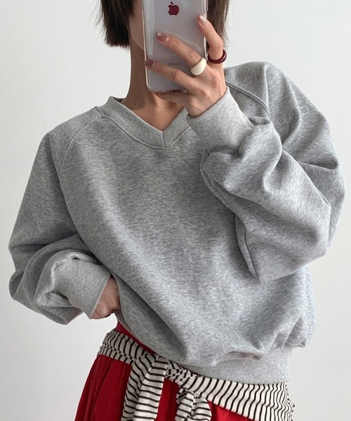 HEILIS(ヘイリス)の「Vネックスウェットトップス/スウェット スウェットトップス Vネックスウェット Vネック 長袖トップス トレーナー プルオーバー オーバーサイズ ワンポイント バックデザイン 韓国ファッション カジュアル ストリート ノームコア レイヤード デイリー 秋服 冬服 ライトイエロー グレー チャコールグレー(スウェット・レディース・ライトイエロー/グレー/チャコールグレー・FREE)」の4枚目の写真