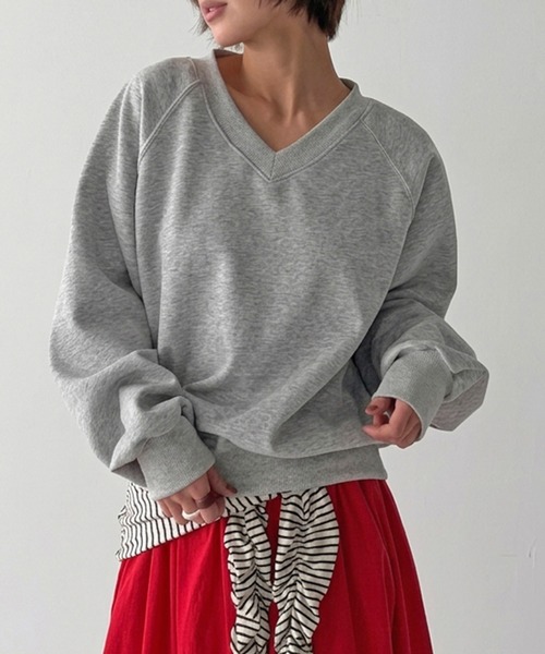 HEILIS(ヘイリス)の「Vネックスウェットトップス/スウェット スウェットトップス Vネックスウェット Vネック 長袖トップス トレーナー プルオーバー オーバーサイズ ワンポイント バックデザイン 韓国ファッション カジュアル ストリート ノームコア レイヤード デイリー 秋服 冬服 ライトイエロー グレー チャコールグレー(スウェット・レディース・ライトイエロー/グレー/チャコールグレー・FREE)」の5枚目の写真