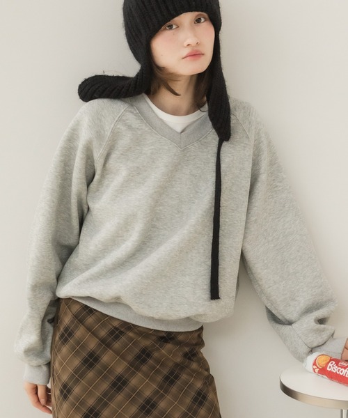 HEILIS(ヘイリス)の「Vネックスウェットトップス/スウェット スウェットトップス Vネックスウェット Vネック 長袖トップス トレーナー プルオーバー オーバーサイズ ワンポイント バックデザイン 韓国ファッション カジュアル ストリート ノームコア レイヤード デイリー 秋服 冬服 ライトイエロー グレー チャコールグレー(スウェット・レディース・ライトイエロー/グレー/チャコールグレー・FREE)」の7枚目の写真