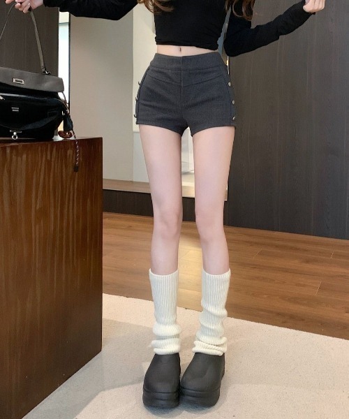 lilful(リルフル)の「【26年秋冬新作】サイドボタンアクセント スリムフィットショートパンツ(その他パンツ・レディース・グレー/ブラック・M/S)」の13枚目の写真