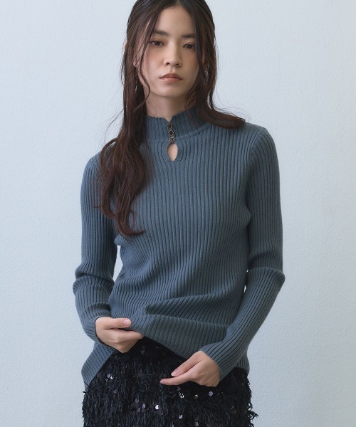 Clum(クルム)の「metal charm keyhole rib high neck knit / メタルチャームキーホールリブハイネックニット(ニット/セーター・レディース・グレー/ブラウン/ブラック・FREE)」の3枚目の写真