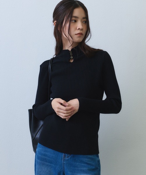 Clum(クルム)の「metal charm keyhole rib high neck knit / メタルチャームキーホールリブハイネックニット(ニット/セーター・レディース・グレー/ブラウン/ブラック・FREE)」の4枚目の写真