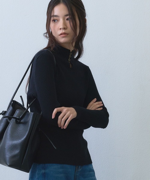 Clum(クルム)の「metal charm keyhole rib high neck knit / メタルチャームキーホールリブハイネックニット(ニット/セーター・レディース・グレー/ブラウン/ブラック・FREE)」の5枚目の写真