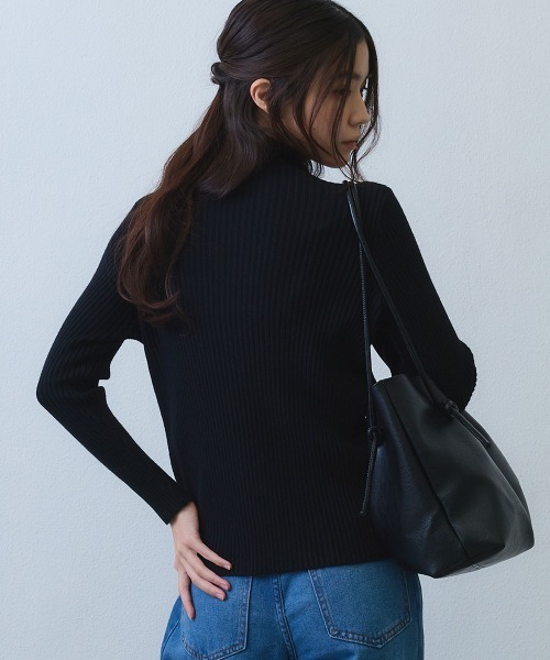 Clum(クルム)の「metal charm keyhole rib high neck knit / メタルチャームキーホールリブハイネックニット(ニット/セーター・レディース・グレー/ブラウン/ブラック・FREE)」の6枚目の写真