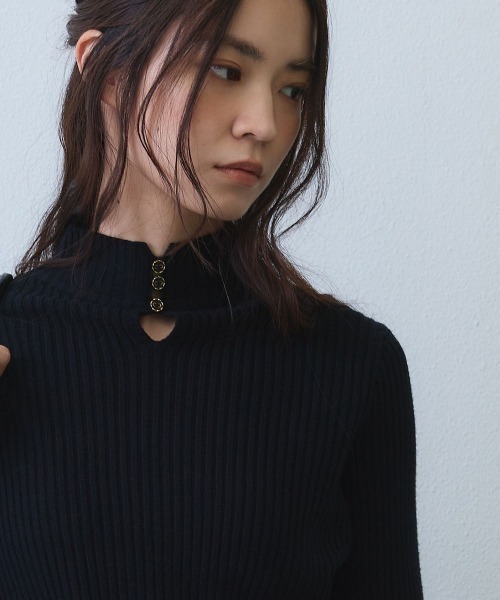 Clum(クルム)の「metal charm keyhole rib high neck knit / メタルチャームキーホールリブハイネックニット(ニット/セーター・レディース・グレー/ブラウン/ブラック・FREE)」の7枚目の写真