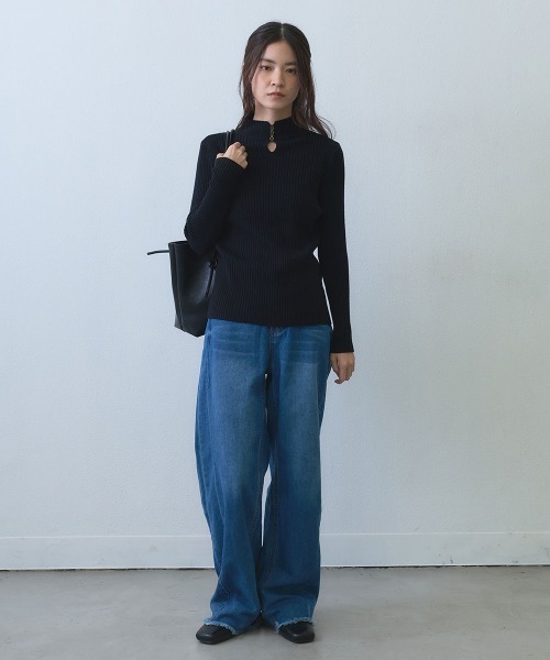 Clum(クルム)の「metal charm keyhole rib high neck knit / メタルチャームキーホールリブハイネックニット(ニット/セーター・レディース・グレー/ブラウン/ブラック・FREE)」の8枚目の写真