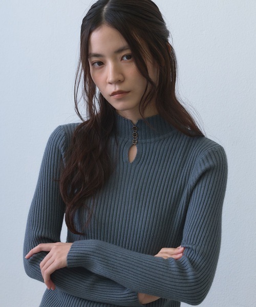 Clum(クルム)の「metal charm keyhole rib high neck knit / メタルチャームキーホールリブハイネックニット(ニット/セーター・レディース・グレー/ブラウン/ブラック・FREE)」の13枚目の写真