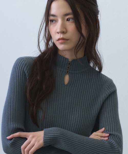 Clum(クルム)の「metal charm keyhole rib high neck knit / メタルチャームキーホールリブハイネックニット(ニット/セーター・レディース・グレー/ブラウン/ブラック・FREE)」の14枚目の写真