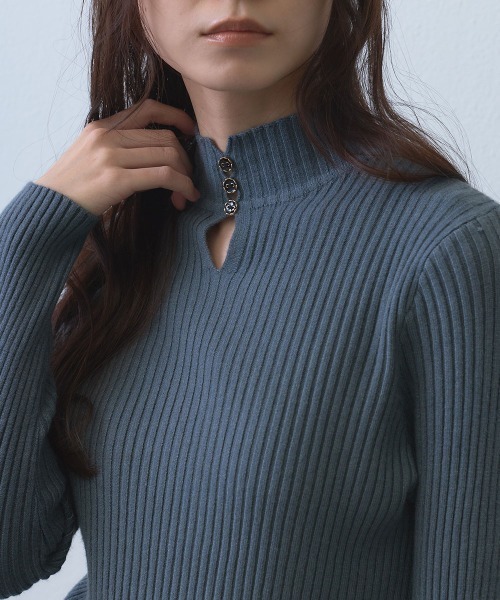 Clum(クルム)の「metal charm keyhole rib high neck knit / メタルチャームキーホールリブハイネックニット(ニット/セーター・レディース・グレー/ブラウン/ブラック・FREE)」の15枚目の写真