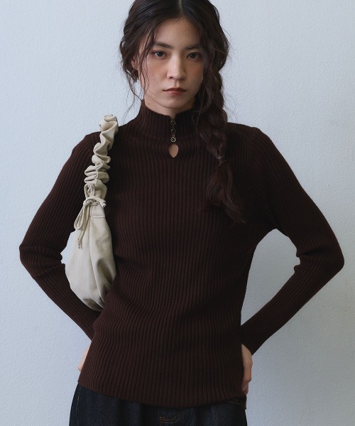 Clum(クルム)の「metal charm keyhole rib high neck knit / メタルチャームキーホールリブハイネックニット(ニット/セーター・レディース・グレー/ブラウン/ブラック・FREE)」の19枚目の写真