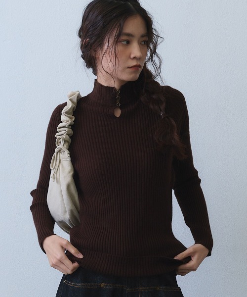 Clum(クルム)の「metal charm keyhole rib high neck knit / メタルチャームキーホールリブハイネックニット(ニット/セーター・レディース・グレー/ブラウン/ブラック・FREE)」の20枚目の写真