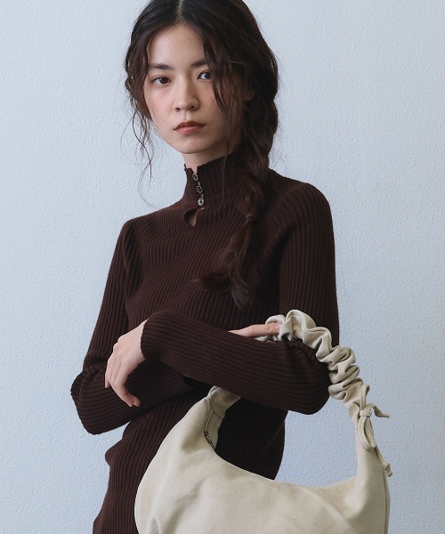 Clum(クルム)の「metal charm keyhole rib high neck knit / メタルチャームキーホールリブハイネックニット(ニット/セーター・レディース・グレー/ブラウン/ブラック・FREE)」の21枚目の写真