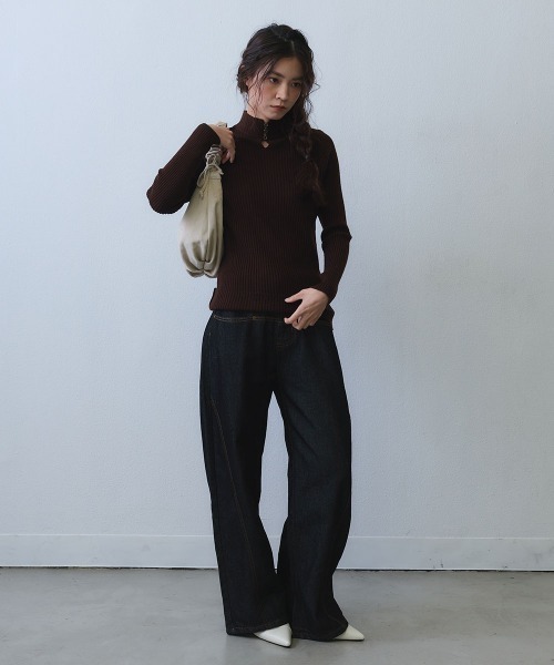 Clum(クルム)の「metal charm keyhole rib high neck knit / メタルチャームキーホールリブハイネックニット(ニット/セーター・レディース・グレー/ブラウン/ブラック・FREE)」の22枚目の写真