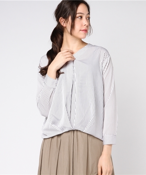 Honeys（ハニーズ）の「抜き襟前タックブラウス（シャツ/ブラウス・レディース・ネイビー/ホワイト・M/L）」の2枚目の写真