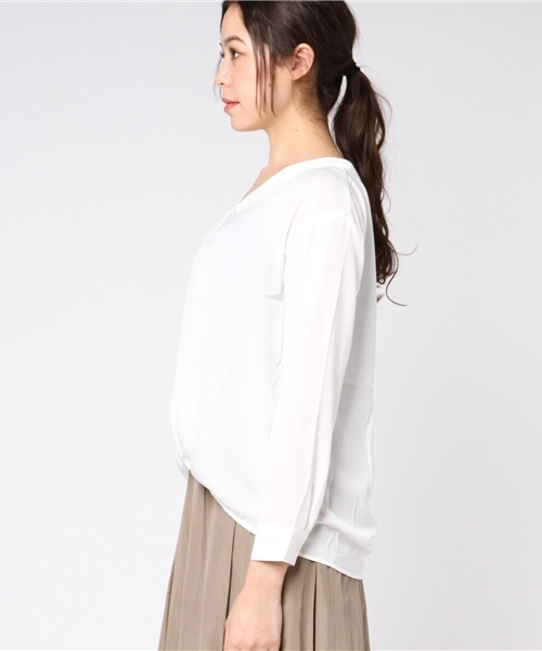 Honeys（ハニーズ）の「抜き襟前タックブラウス（シャツ/ブラウス・レディース・ネイビー/ホワイト・M/L）」の4枚目の写真