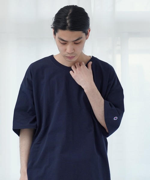 Champion（チャンピオン）の「Champion チャンピオン 無地 ベーシック オーバーサイズ 半袖 クルーネック Tシャツ ワッペン（Tシャツ/カットソー・メンズ・チャコールグレー/マルーン/ネイビー/ダークグリーン/ブラック/アッシュグレー/ホワイト/グレー/レッド/ゴールド/オレンジ/パープル/ロイヤルブルー・X-LARGE/MEDIUM/XX-LARGE/LARGE/SMALL/XXX-LARGE）」の7枚目の写真