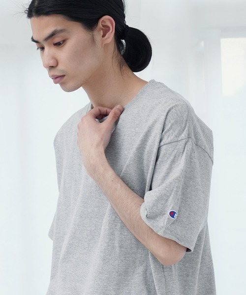 Champion（チャンピオン）の「Champion チャンピオン 無地 ベーシック オーバーサイズ 半袖 クルーネック Tシャツ ワッペン（Tシャツ/カットソー・メンズ・チャコールグレー/マルーン/ネイビー/ダークグリーン/ブラック/アッシュグレー/ホワイト/グレー/レッド/ゴールド/オレンジ/パープル/ロイヤルブルー・X-LARGE/MEDIUM/XX-LARGE/LARGE/SMALL/XXX-LARGE）」の5枚目の写真