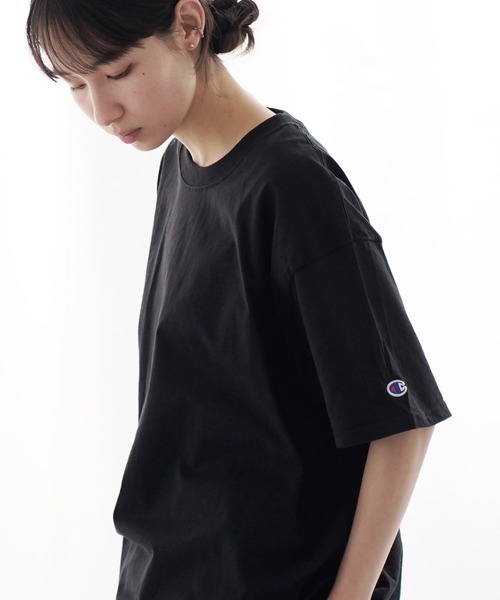 Champion（チャンピオン）の「Champion チャンピオン 無地 ベーシック オーバーサイズ 半袖 クルーネック Tシャツ ワッペン（Tシャツ/カットソー・メンズ・チャコールグレー/マルーン/ネイビー/ダークグリーン/ブラック/アッシュグレー/ホワイト/グレー/レッド/ゴールド/オレンジ/パープル/ロイヤルブルー・X-LARGE/MEDIUM/XX-LARGE/LARGE/SMALL/XXX-LARGE）」の3枚目の写真