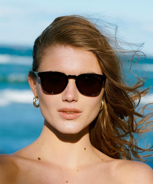 A.Kjaerbede（エキアビド）の「BATE（サングラス・メンズ・ブラック/グレー系その他/ブラウン系その他/その他1/その他2/その他3/ブラック系その他/ダークオリーブ/その他/その他7/その他6/その他5・ONE SIZE/FREE）」の2枚目の写真