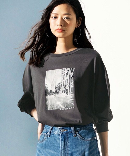GeeRA（ジーラ）の「《インスタグラマーてらさん着用》フォトプリントロングＴシャツ（Tシャツ/カットソー・レディース・オフホワイト/チャコール・X-LARGE/LARGE/MEDIUM）」の2枚目の写真