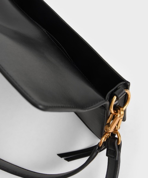 CHARLES & KEITH（チャールズ & キース）の「メタリックバックル ショルダーバッグ / Metallic Buckle