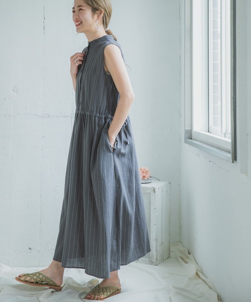 ITEMS URBANRESEARCH（アイテムズ アーバンリサーチ）の「2WAYストライプワンピース（ワンピース・レディース・チャコールグレー/オフホワイト・FREE）」の2枚目の写真
