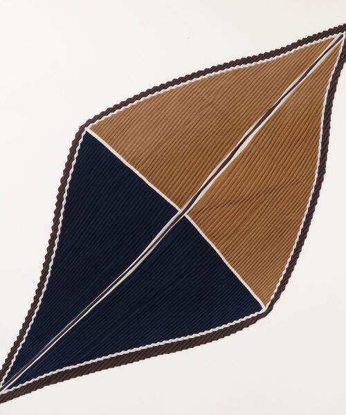 VIBGYOR（ヴィブジョー）の「【resonance】シルク プリーツ スクエア スカーフ（バンダナ/スカーフ・レディース・ベージュ系その他/グリーン系その他/オレンジ系その他・FREE）」の4枚目の写真