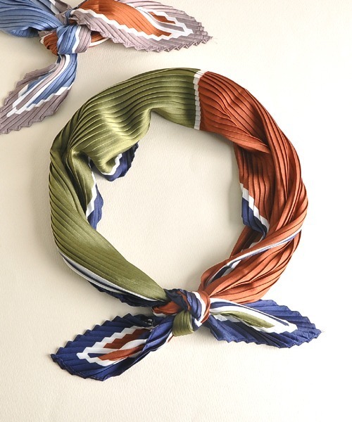 VIBGYOR（ヴィブジョー）の「【resonance】シルク プリーツ スクエア スカーフ（バンダナ/スカーフ・レディース・ベージュ系その他/グリーン系その他/オレンジ系その他・FREE）」の2枚目の写真