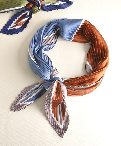 VIBGYOR（ヴィブジョー）の「【resonance】シルク プリーツ スクエア スカーフ（バンダナ/スカーフ・レディース・ベージュ系その他/グリーン系その他/オレンジ系その他・FREE）」の3枚目の写真