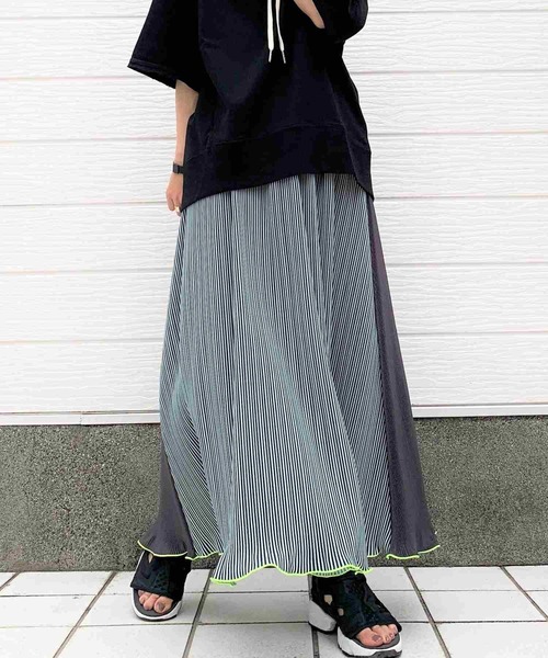 Q（キュー）の「バイカラーマイクロプリーツストライプスカート（スカート・レディース・ブラウン系その他/ブルー系その他・MEDIUM）」の2枚目の写真