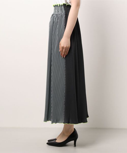 Q（キュー）の「バイカラーマイクロプリーツストライプスカート（スカート・レディース・ブラウン系その他/ブルー系その他・MEDIUM）」の14枚目の写真