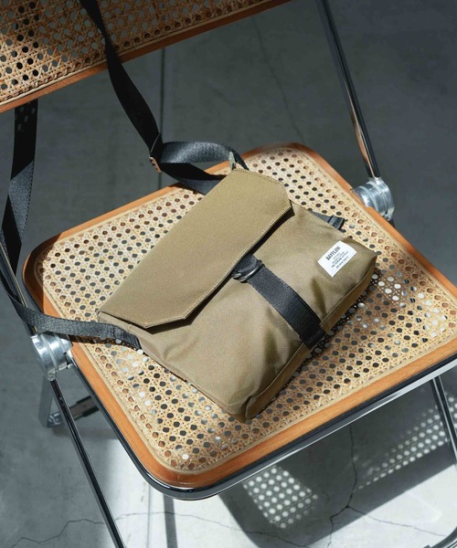 BAYFLOW（ベイフロー）の「フラップサコッシュ（ショルダーバッグ・メンズ・ブラック/ベージュ/パープル/ネイビー/その他1/その他2/クリアブルー/カーキ・FREE）」の3枚目の写真