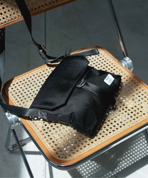 BAYFLOW（ベイフロー）の「フラップサコッシュ（ショルダーバッグ・メンズ・ブラック/ベージュ/パープル/ネイビー/その他1/その他2/クリアブルー/カーキ・FREE）」の2枚目の写真