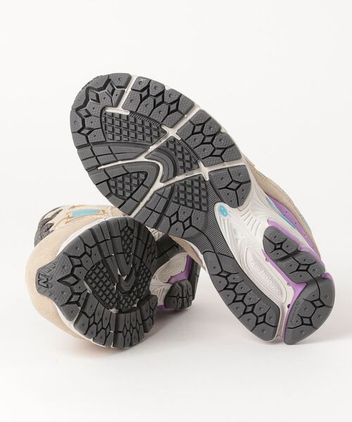 NEW BALANCE（ニューバランス）の「M2002R（スニーカー・メンズ・ベージュ系・23.5cm/24.5cm/25.5cm/26.5cm/27.5cm/28.5cm/23.0cm/24.0cm/25.0cm/26.0cm/27.0cm/28.0cm/29.0cm/22.5cm）」の3枚目の写真