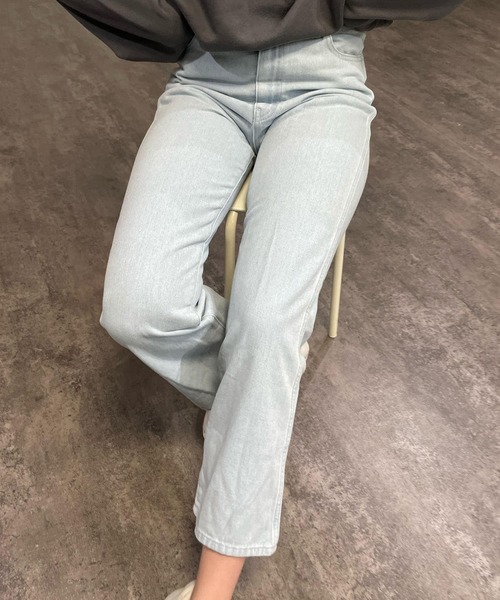 HEYUMM(ヘユム)の「キレイシルエットストレートデニムパンツ(デニムパンツ・レディース・ワンウォッシュ/ライトインディゴブルー/ブラック・SMALL/MEDIUM)」の6枚目の写真