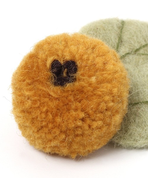 studio CLIP(スタディオクリップ)の「ポンポンフラワーブローチ(ブローチ/コサージュ・レディース・グレー/イエロー・FREE)」の5枚目の写真