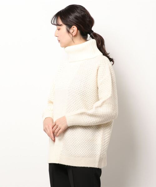 AMERICAN HOLIC（アメリカンホリック）の「タートルネック編み違いニットチュニック（ニット/セーター・レディース・ブラウン/アイボリー・M/L）」の4枚目の写真