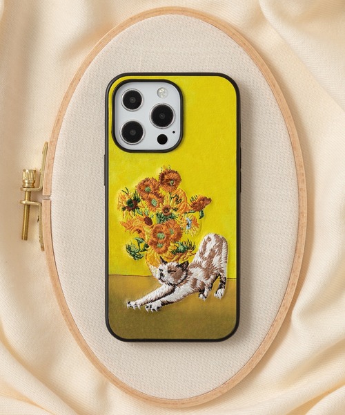 Jubilee（ジュビリー）の「立体刺繍スマホケース iPhone カバー PUレザー【iPhone 7/8/SE/12/12Pro/12 mini/13/13Pro/14/14Pro/15対応】（スマホケース/カバー・レディース・ライトグレー/ブラック/ネイビー/オフホワイト/オリーブ/ダークオリーブ/イエロー/ホワイト×ブルー/ダークブルー/スモークピンク/イエロー×グレー/グリーン/ブラウン・iPhone 12/12 Pro/iPhone 13/iPhone 13 Pro/iPhone 7/8/SE(第2/第3世代)/iPhone 14/iPhone 12 mini/iPhone 14 Pro/iPhone 15）」の11枚目の写真