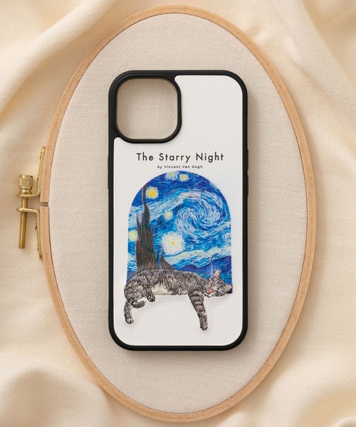 Jubilee（ジュビリー）の「立体刺繍スマホケース iPhone カバー PUレザー【iPhone 7/8/SE/12/12Pro/12 mini/13/13Pro/14/14Pro/15対応】（スマホケース/カバー・レディース・ライトグレー/ブラック/ネイビー/オフホワイト/オリーブ/ダークオリーブ/イエロー/ホワイト×ブルー/ダークブルー/スモークピンク/イエロー×グレー/グリーン/ブラウン・iPhone 12/12 Pro/iPhone 13/iPhone 13 Pro/iPhone 7/8/SE(第2/第3世代)/iPhone 14/iPhone 12 mini/iPhone 14 Pro/iPhone 15）」の19枚目の写真